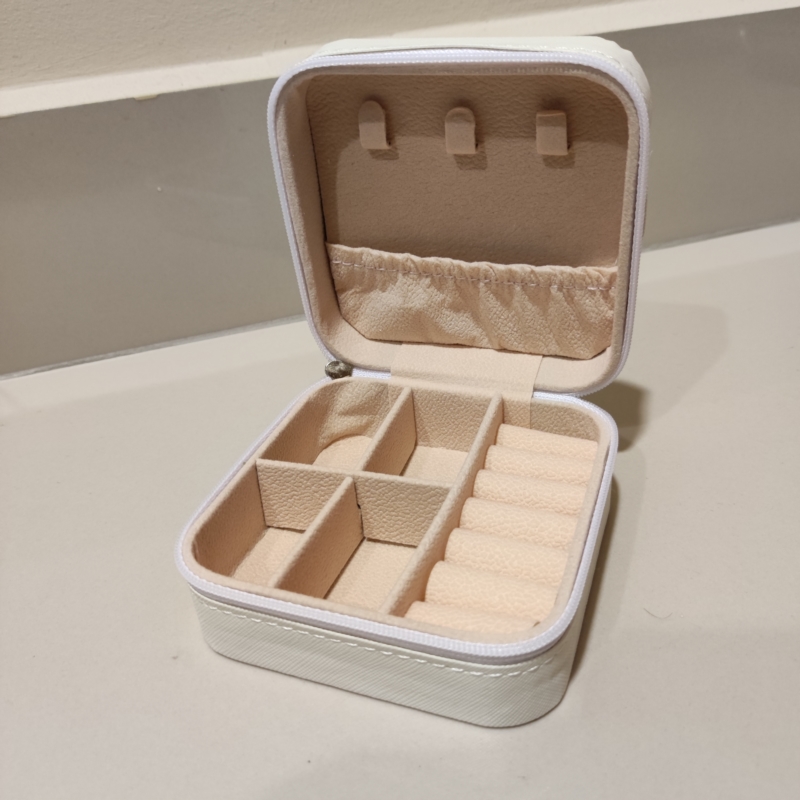 Szkatułka na biżuterię 10x10cm ecru SZK34 Szkatułka na biżuterię 10x10cm ecru SZK34
