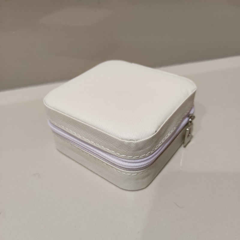 Szkatułka na biżuterię 10x10cm ecru SZK34 Szkatułka na biżuterię 10x10cm ecru SZK34